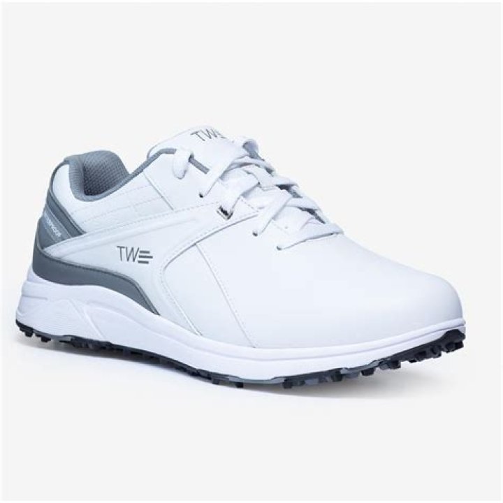 Buying wider fitting golf shoes